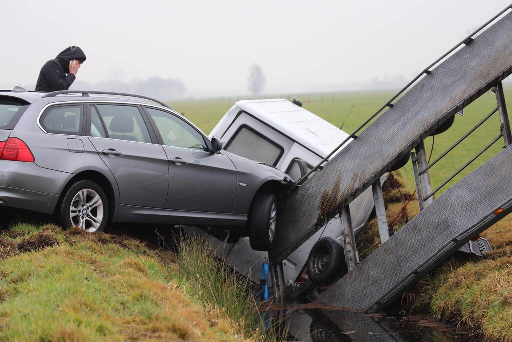 Bestelbus met aanhanger belandt in de sloot