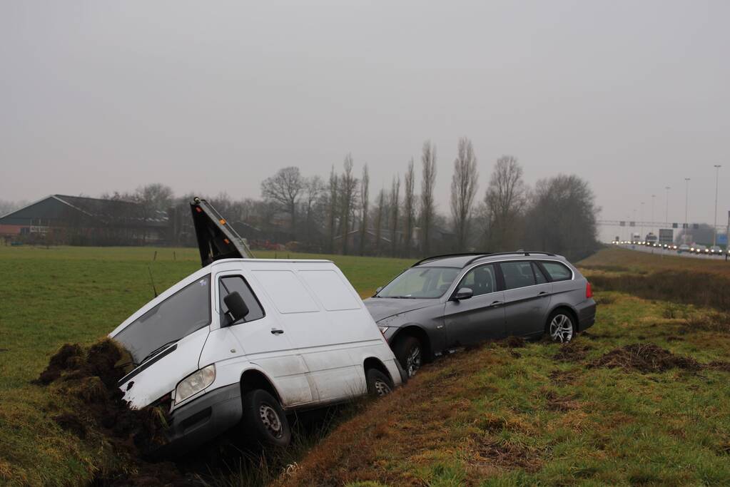 Bestelbus met aanhanger belandt in de sloot
