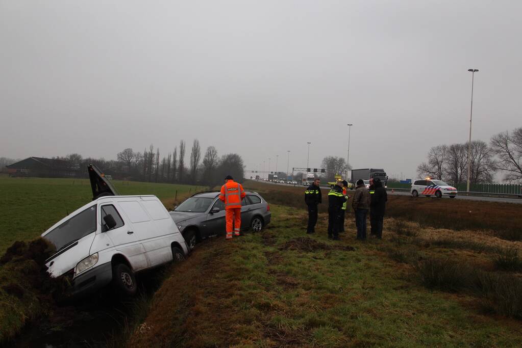 Bestelbus met aanhanger belandt in de sloot