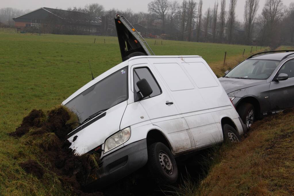 Bestelbus met aanhanger belandt in de sloot