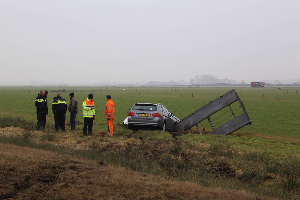 Bestelbus met aanhanger belandt in de sloot