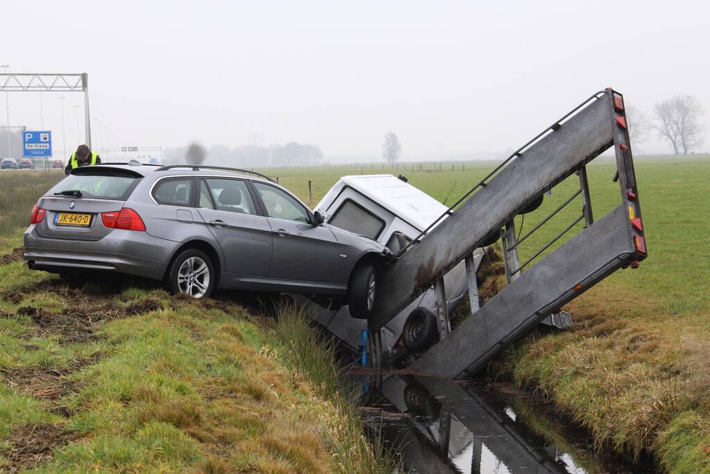 Bestelbus met aanhanger belandt in de sloot