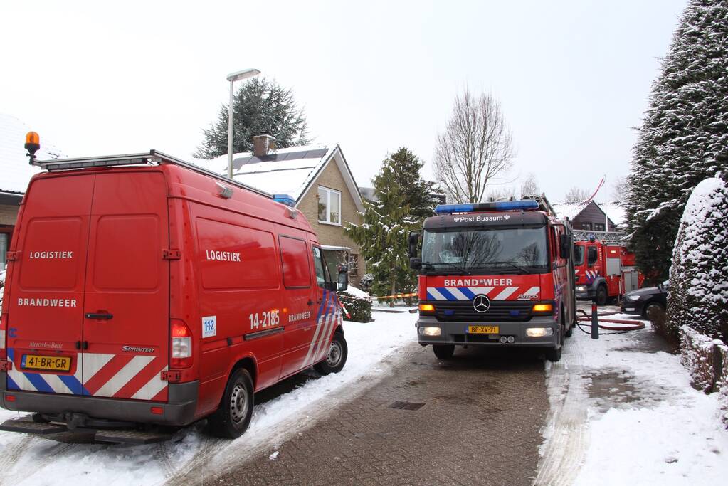 Veel rook bij uitslaande woningbrand