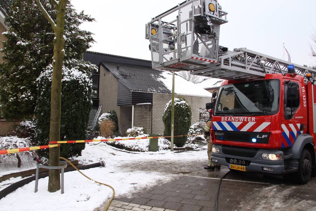 Veel rook bij uitslaande woningbrand