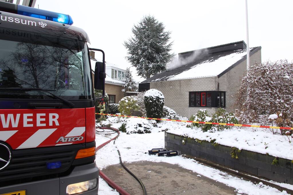 Veel rook bij uitslaande woningbrand