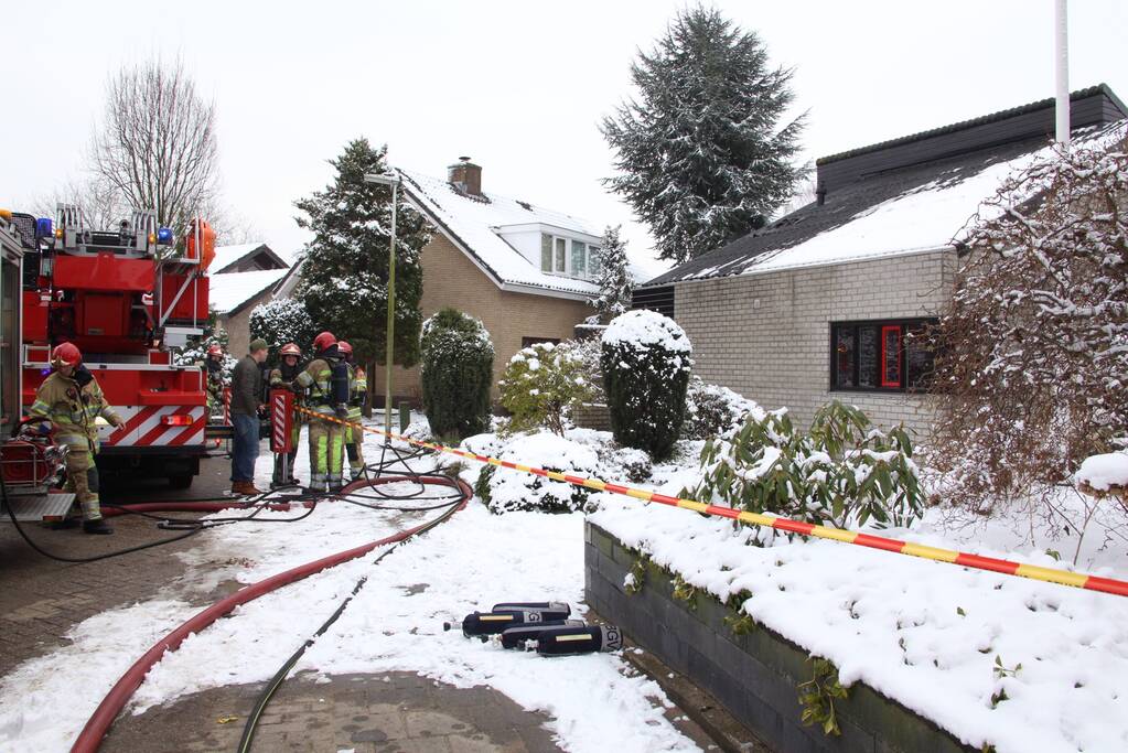 Veel rook bij uitslaande woningbrand