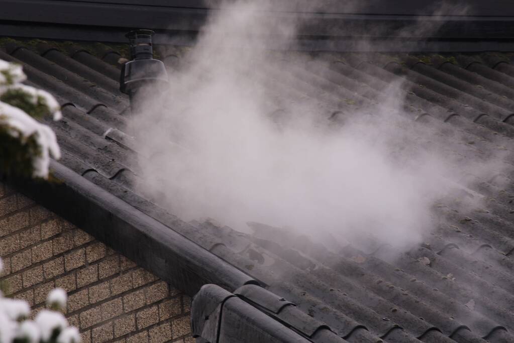 Veel rook bij uitslaande woningbrand