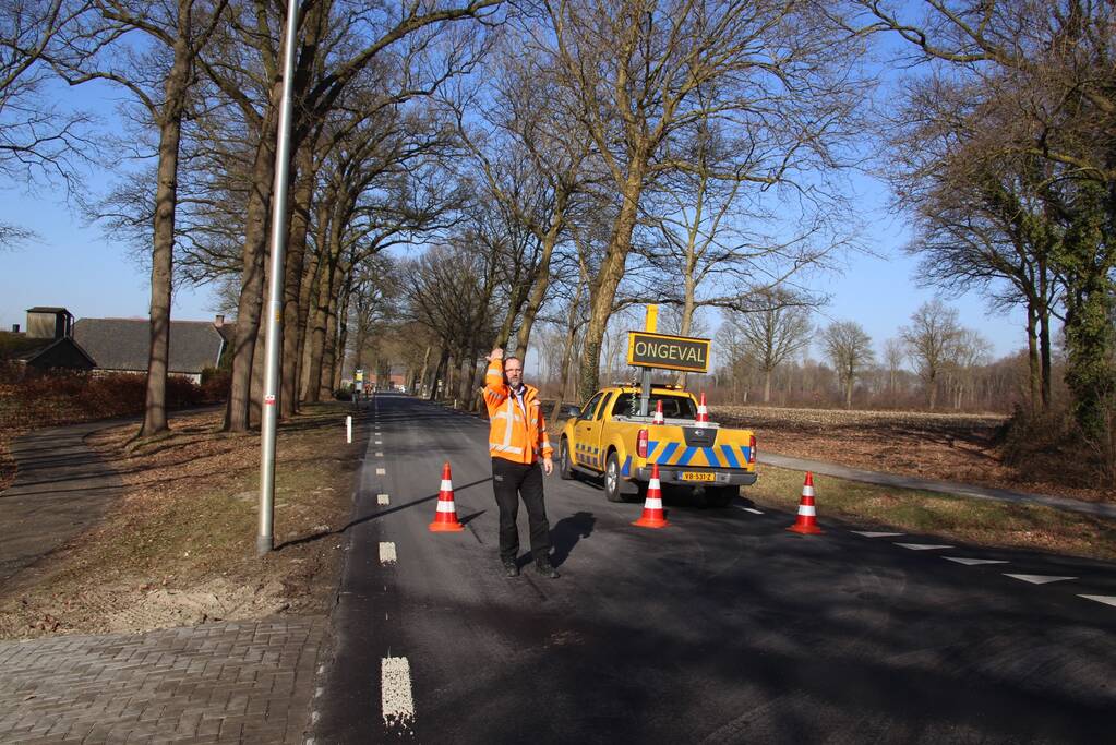 Twee auto's botsen frontaal op elkaar
