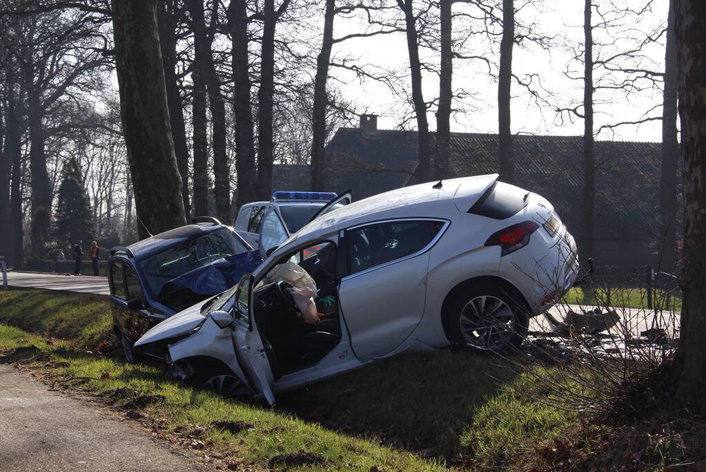 Twee auto's botsen frontaal op elkaar