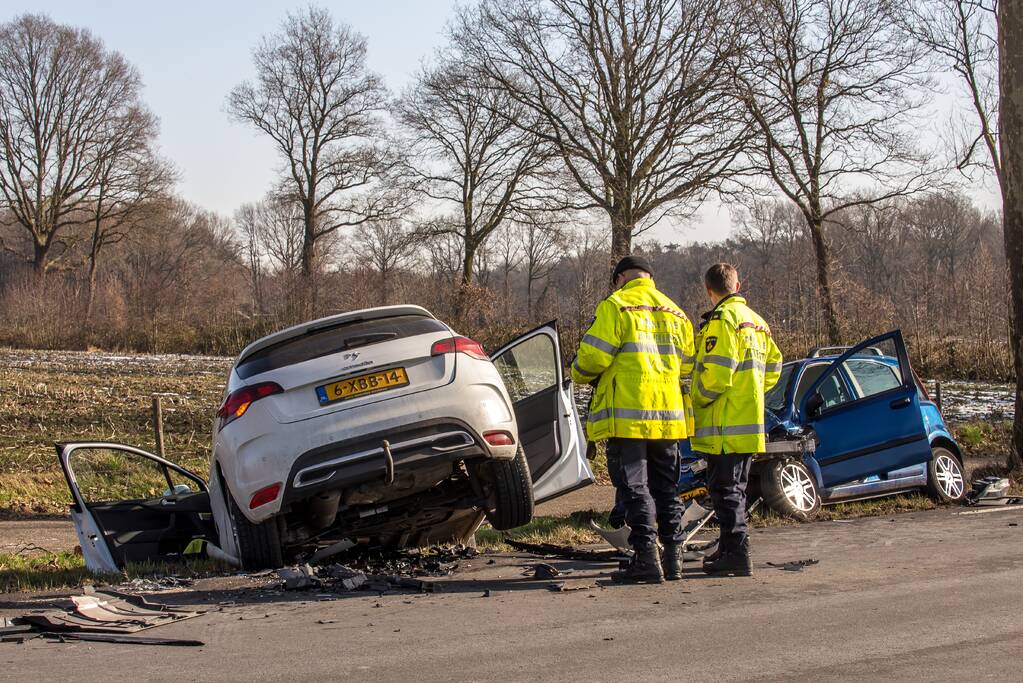 Twee auto's botsen frontaal op elkaar
