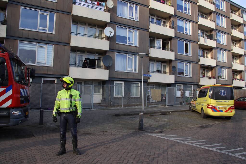 Persoon door brandweer uit woning gehaald bij woningbrand