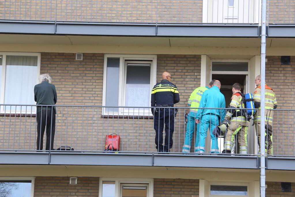 Persoon door brandweer uit woning gehaald bij woningbrand