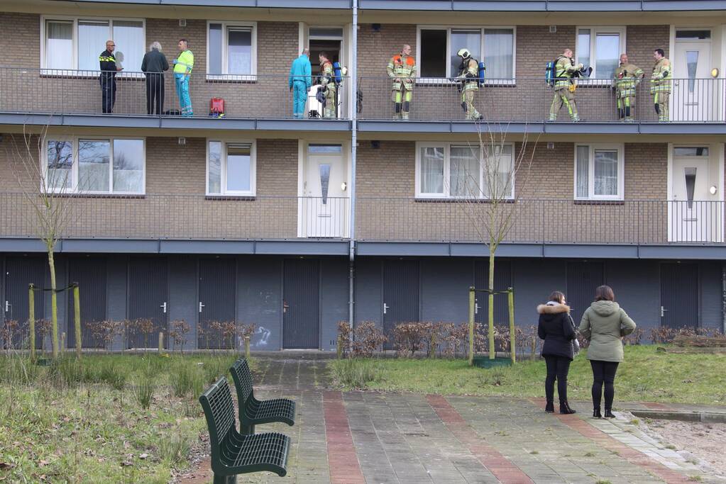 Persoon door brandweer uit woning gehaald bij woningbrand