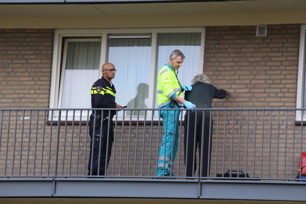 Persoon door brandweer uit woning gehaald bij woningbrand