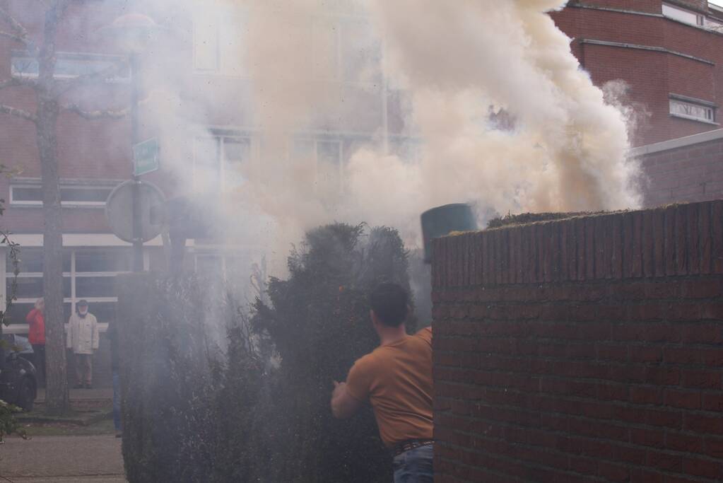 Brandweer blust brandende coniferenhaag