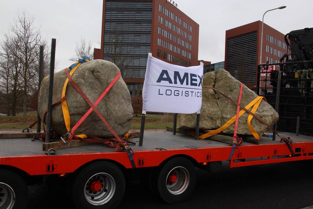 Kraan plaatst Schotse keien