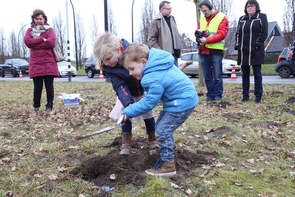 Kraan plaatst Schotse keien