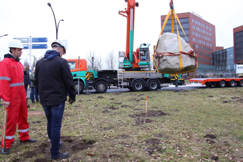 Kraan plaatst Schotse keien