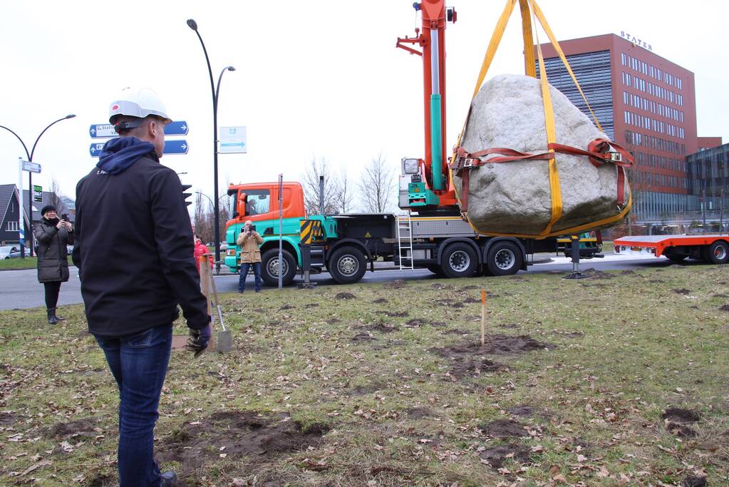 Kraan plaatst Schotse keien