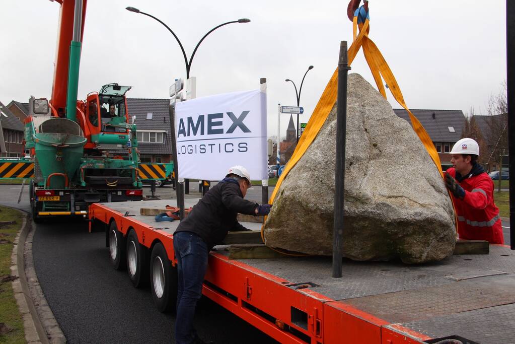 Kraan plaatst Schotse keien