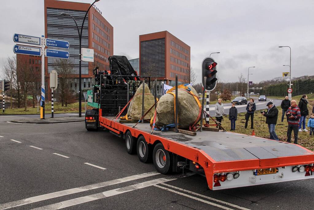 Kraan plaatst Schotse keien
