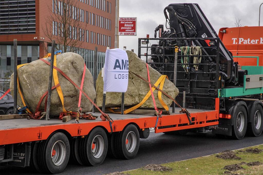 Kraan plaatst Schotse keien