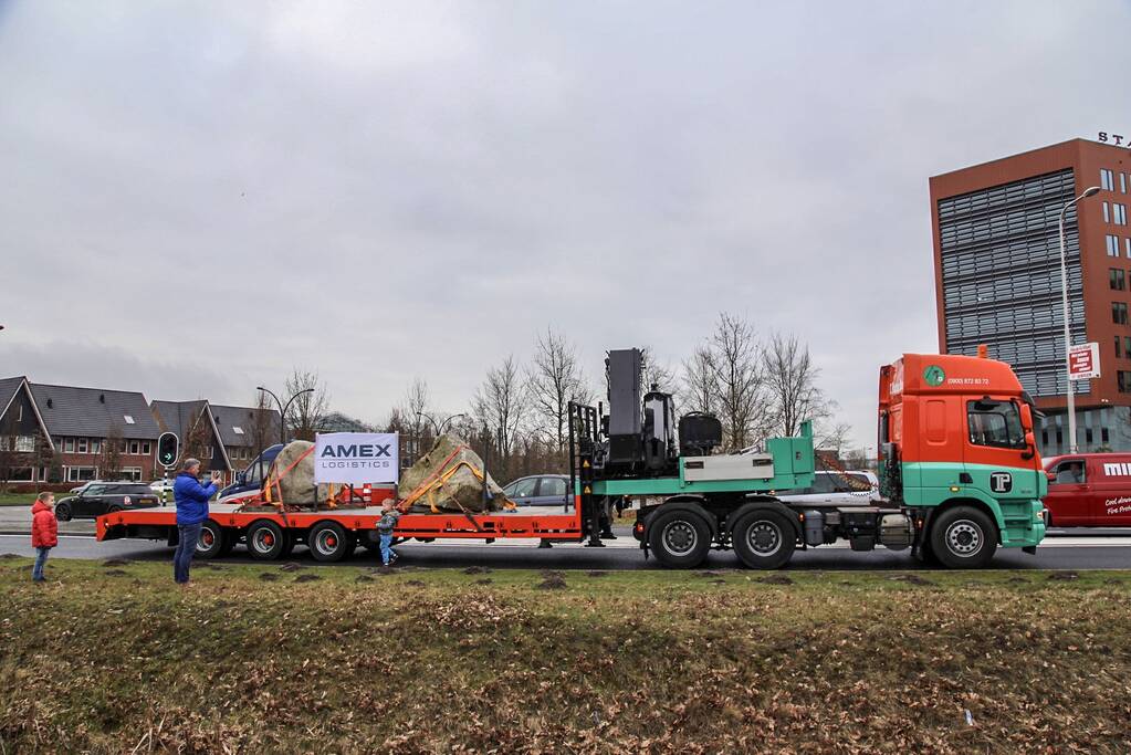 Kraan plaatst Schotse keien