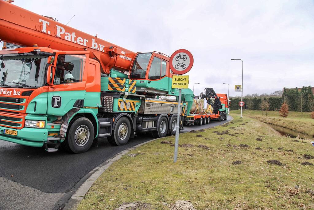 Kraan plaatst Schotse keien