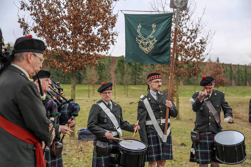 Kraan plaatst Schotse keien