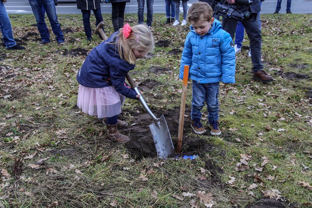 Kraan plaatst Schotse keien
