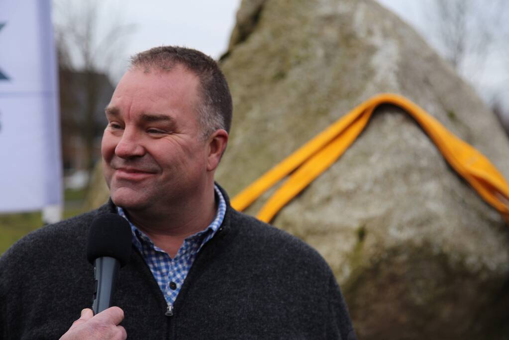 Kraan plaatst Schotse keien