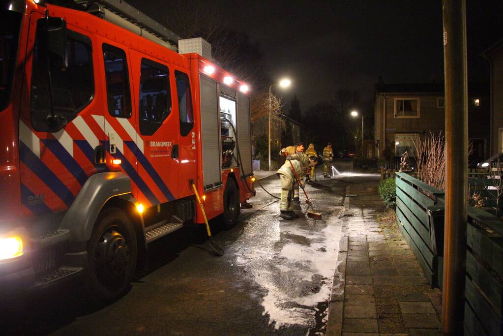 Weg bezaaid met liters olie