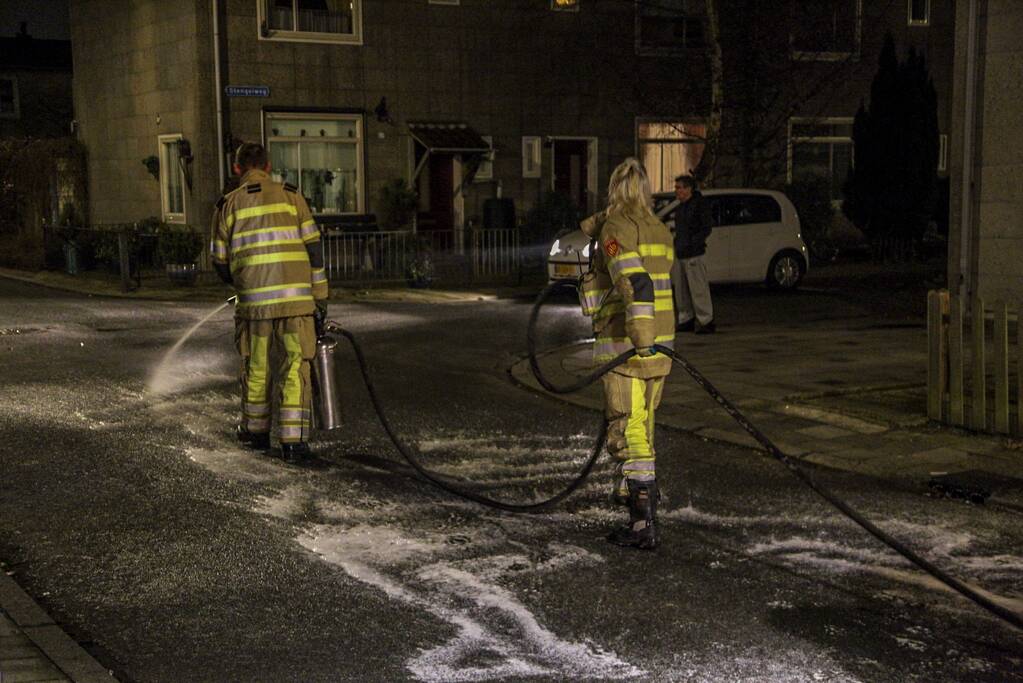 Weg bezaaid met liters olie