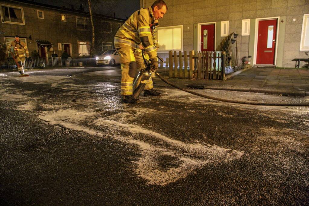 Weg bezaaid met liters olie