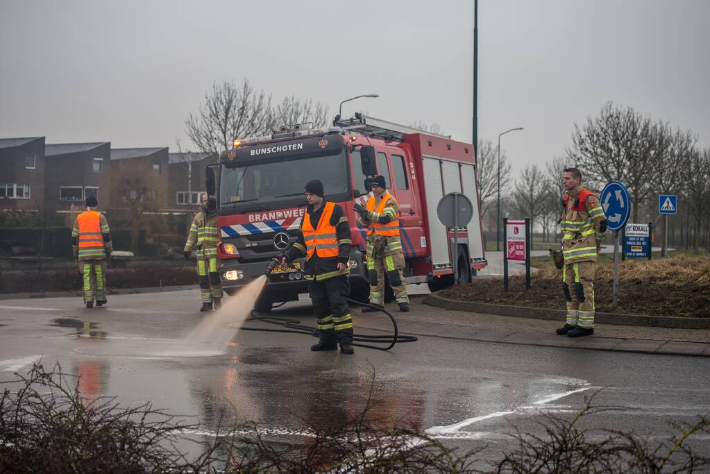 Vergeten tankdop zorgt voor vervuild wegdek