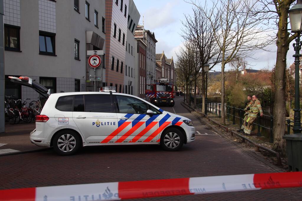 Verwarde vrouw met hond op het dak van GGZ-kantoor