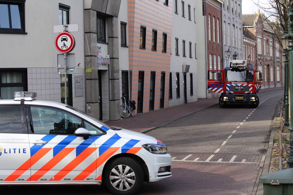 Verwarde vrouw met hond op het dak van GGZ-kantoor