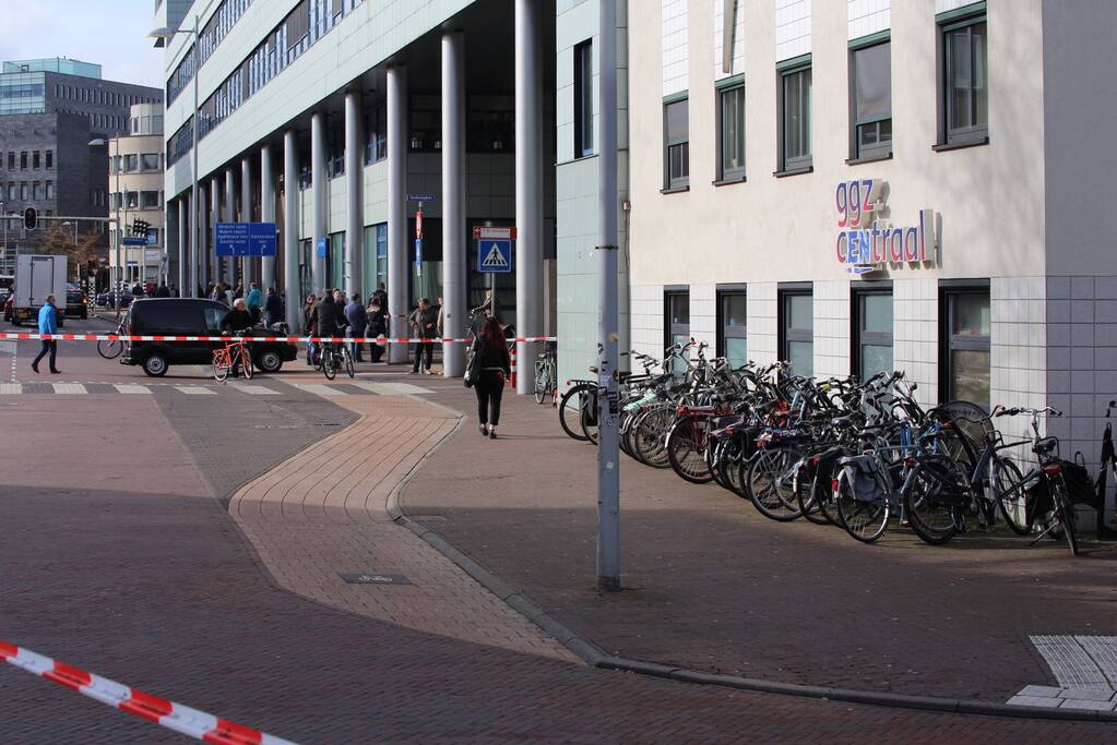 Verwarde vrouw met hond op het dak van GGZ-kantoor