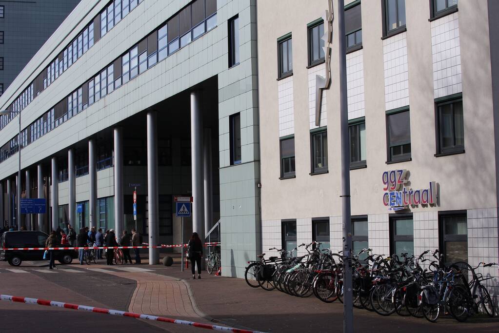 Verwarde vrouw met hond op het dak van GGZ-kantoor