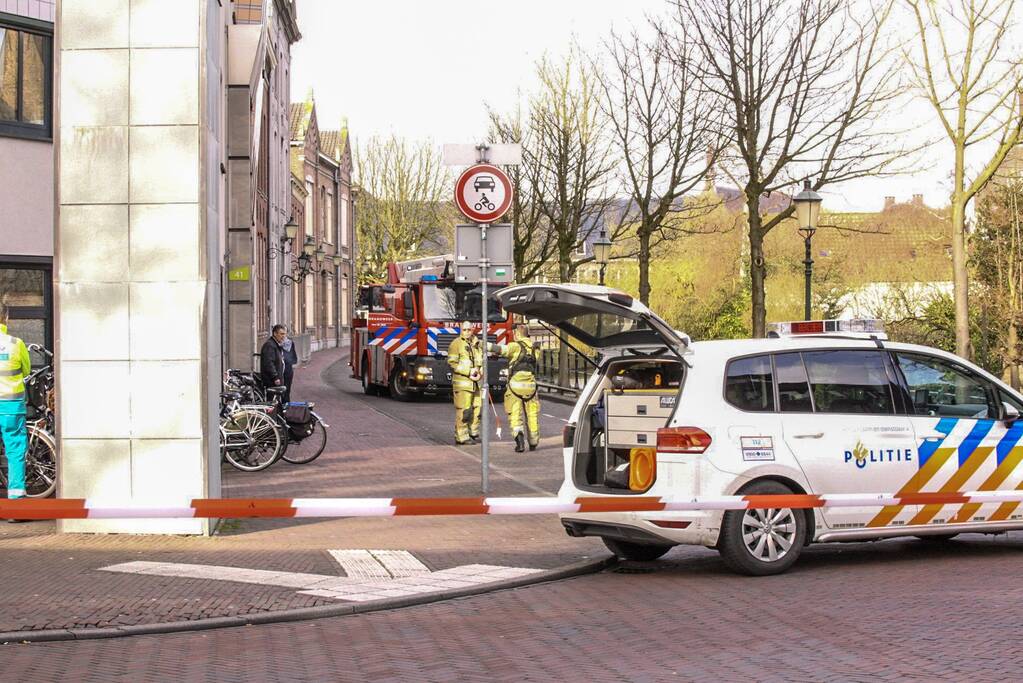 Verwarde vrouw met hond op het dak van GGZ-kantoor
