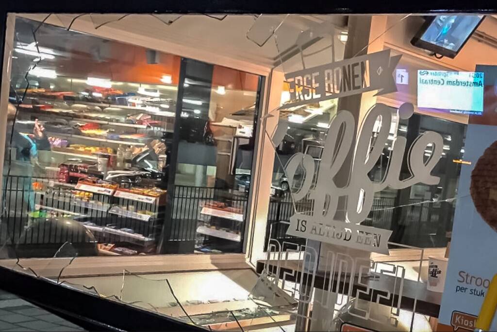 Man springt door Kiosk-ruit op NS-station