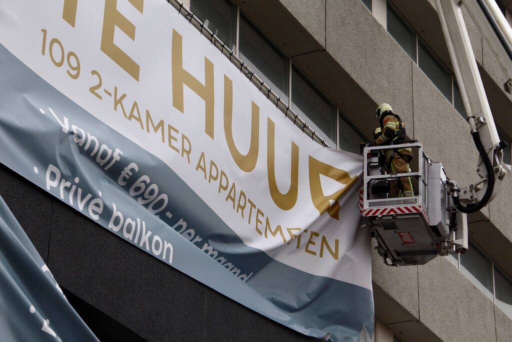 Losgewaaid spandoek zorgt voor gevaarlijke situatie