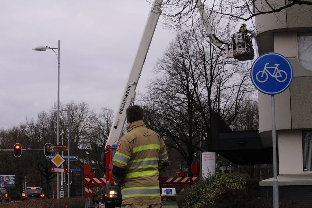 Losgewaaid spandoek zorgt voor gevaarlijke situatie