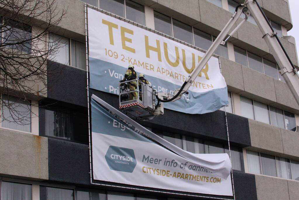 Losgewaaid spandoek zorgt voor gevaarlijke situatie