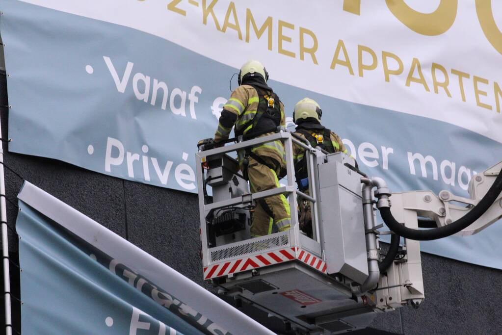 Losgewaaid spandoek zorgt voor gevaarlijke situatie