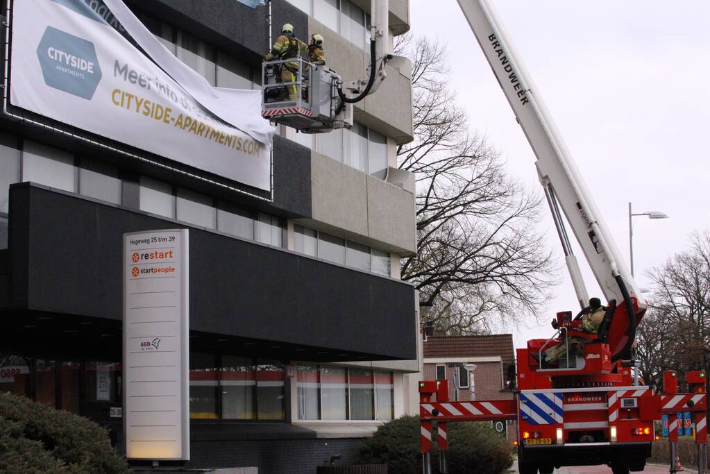 Losgewaaid spandoek zorgt voor gevaarlijke situatie