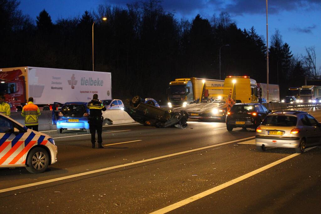 Auto over de kop na aanrijding