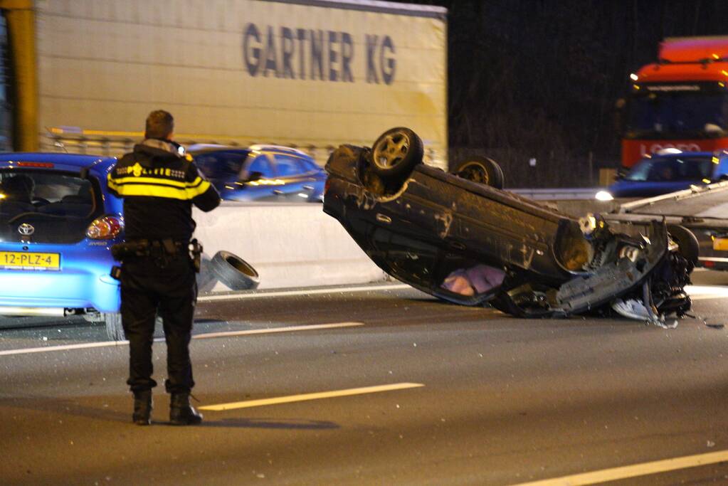Auto over de kop na aanrijding