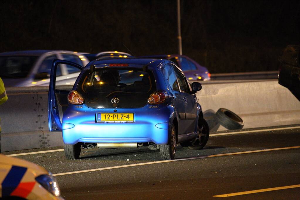 Auto over de kop na aanrijding