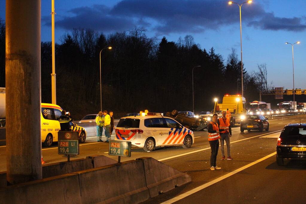 Auto over de kop na aanrijding
